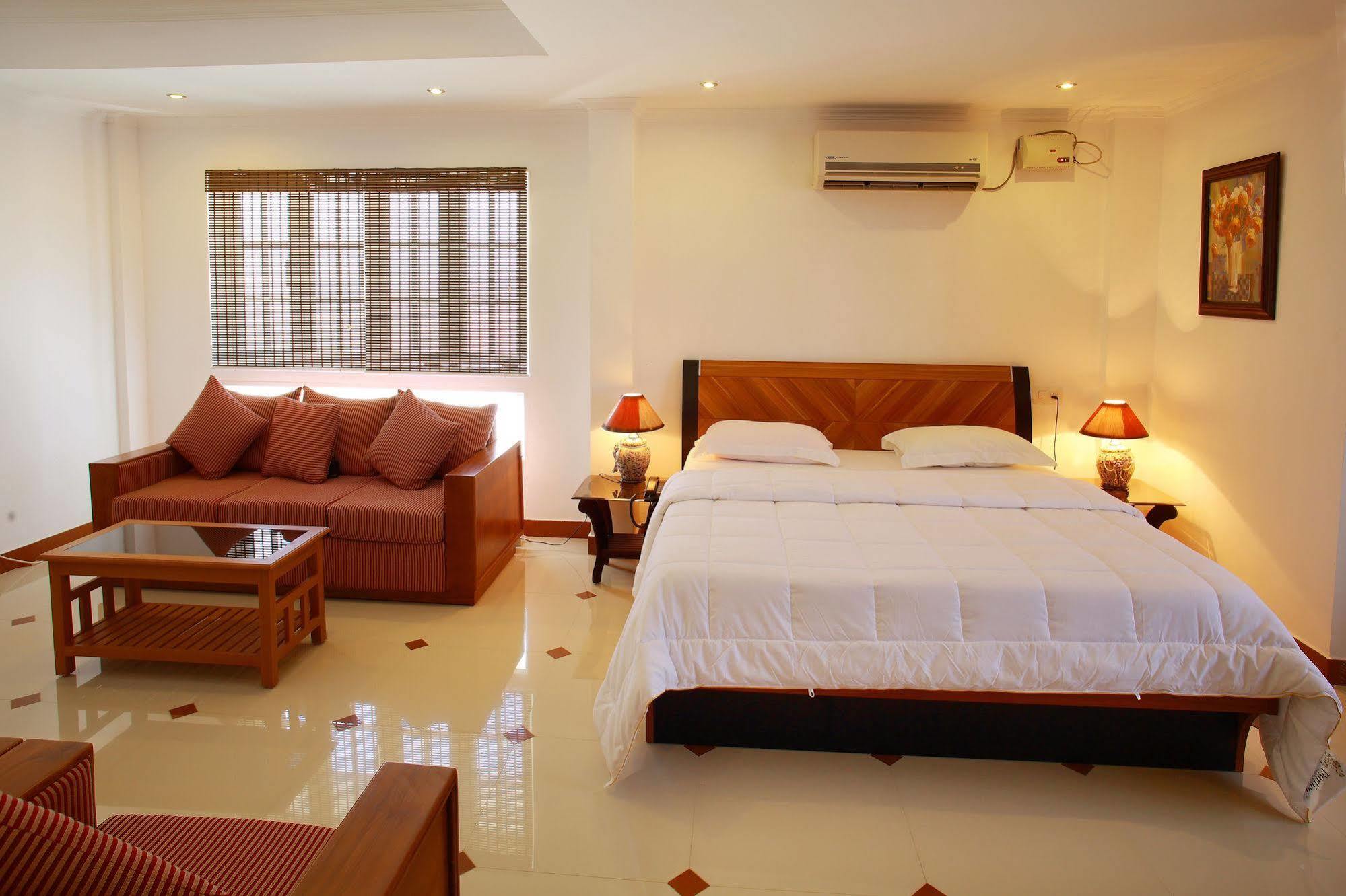 Phils' Residency & Banquets Hotell Kochi Eksteriør bilde